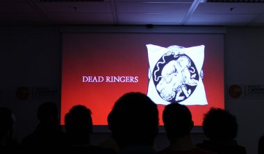 iim cine club dead ringers faux semblant 380x222 - Pierre Leyssieux, scénariste, analyse le film Faux-semblants de David Cronenberg pour des étudiants de l'IIM