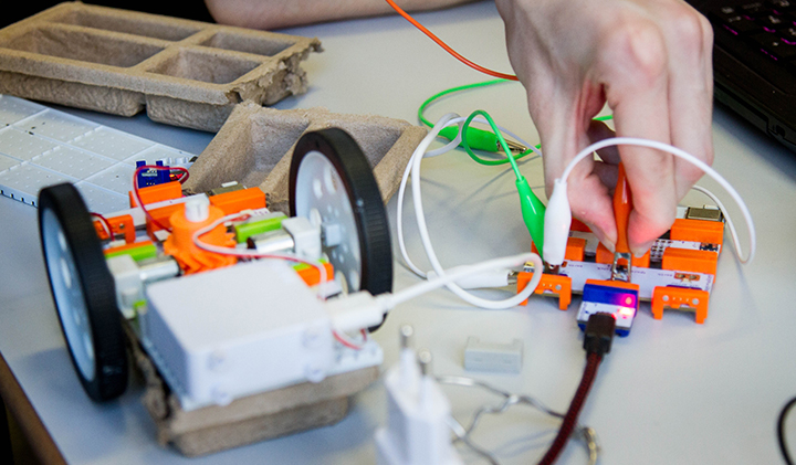 voiture electrique little bits - Objets connectés : une initiation avec les LittleBits en première année de Bachelor à l'IIM